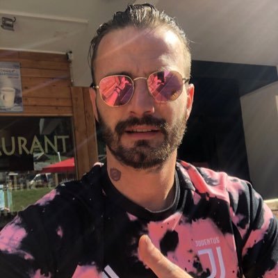 CollombJerome's profile picture. Chanteur animateur restaurateur et surtout de bonne humeur permanente le positif comme objectif quotidien ce qui donne l’envie de se surpasser