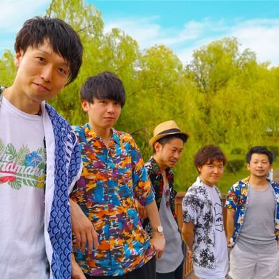 ROCKをベースにDANCE MUSICを中心とした幅広いサウンドを昇華！さらに2Voが放つリズミカルなラップ、一度聞いたら耳から離れないキャッチーなメロディが混ざり合う斬新なスタイルを持つバンド！Vo&MC.スナッチ/Vo.たろー/Gt.Ryuichi/Ba.TERA/Dr.ぬき