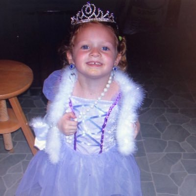 becccabischoff's profile picture. that’s showbiz baby
