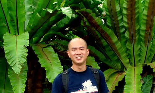 Full time carer,single dady liv'g with partner n a 11 years boy.Keen to meet new friends.An intelligent conversation, life is short,enjoy'g n honesty for life.