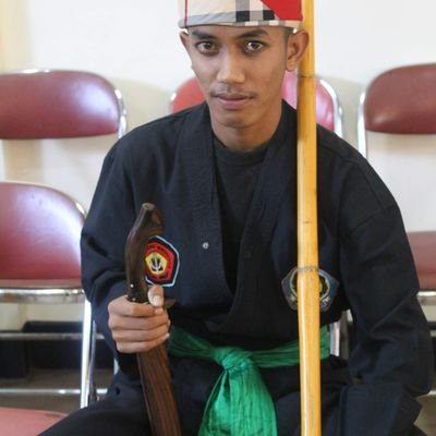 KhoirAzhari's profile picture. mencintai seseorang