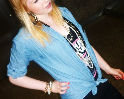 Yur girlfriend hatin on me,wht else Your boyfriend searchin' at me!
Tyga (Y)

THANK GOD!