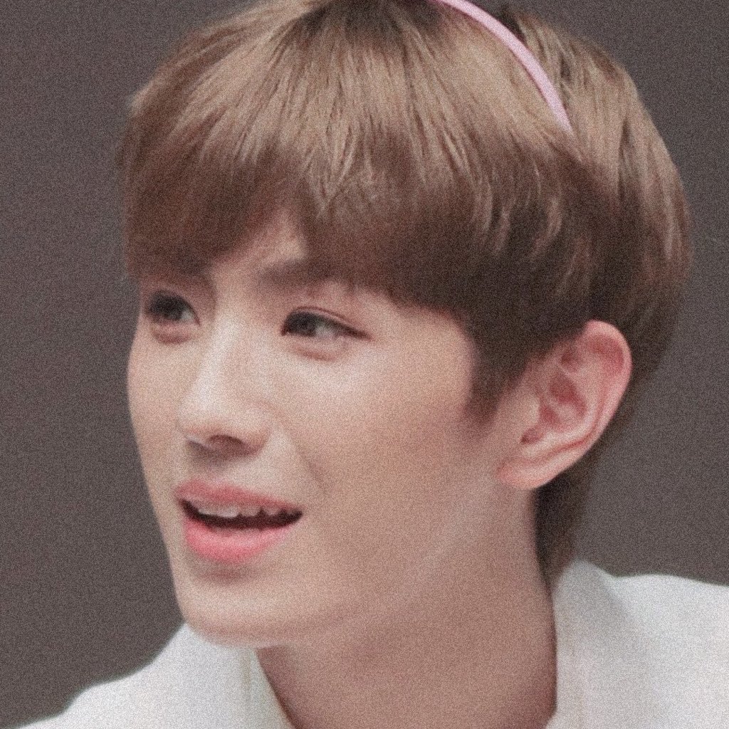 lixyong's profile picture. ━━━ #김용희 aka cereal lover 🐶 ; vocalist, lemon visual, refreshing and 4th member of #씨아이엑스 also #사랑's lovely dad🐦 ༄