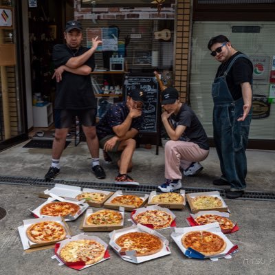 ピザ＆ピッツァを愛する5人によって結成 日本全国、アメリカ、イタリア…その他各国でPIZZAを食べまくってます！ デリバリーピザの食べ比べ等、おすすめのピッツァ情報等を2020年4月〜YouTubeにて配信！おすすめのPIZZA、食べ比べてほしいPIZZAなど随時募集中です　※コロナ禍に伴い現在活動休止中です