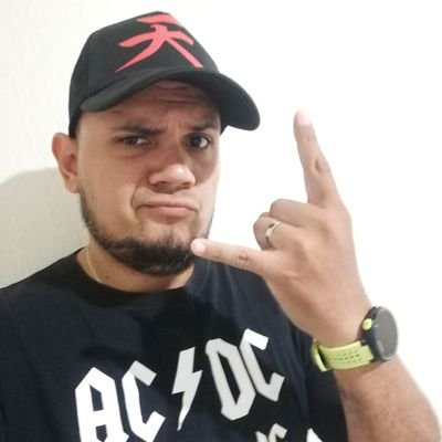Diseñador grafico publicitario, CEO de Holy Shirt!, metalero, gamer de corazon, enamorado de mi familia