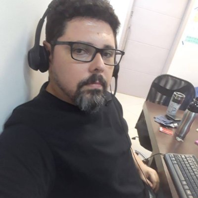Nerd assumido, aficionado por filmes, jogos, livros e HQs, principalmente os referentes a Zumbis e Star Wars.