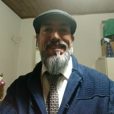 Guionista de historietas y escritor freelance. Editor en Vendetta Ediciones.