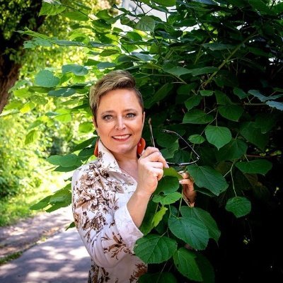 Kobieta pracująca. #Pisarka, matka, żona #Autorka już 25 powieści 😊, optymistka, czyta #pisze, działa, ale jak najmniej #polityki, #uśmiech zawsze 😀