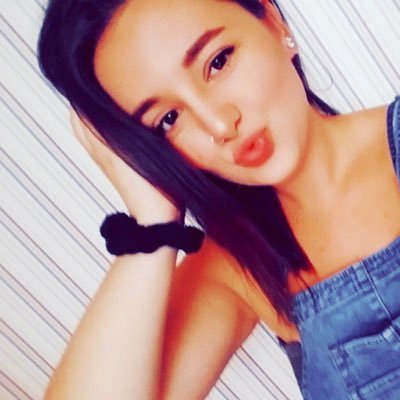 22_laurenR's profile picture. donuts and chill