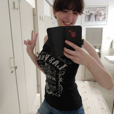 Wannabe artist and author, occasional streamer and cosplayer, sea shanty enthusiast, tattoo/travel junkie

@ilostmyaxe 's goth gf