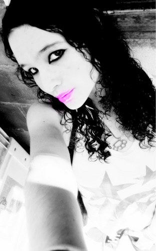 #Sou aqeêlla qeê fica vermelha a toa,aqeêla qeê vive sorrindo, Mesmo qeê esteja triste,aqeêla qeê sonhaaqeêla chata qeê muita gente adora,