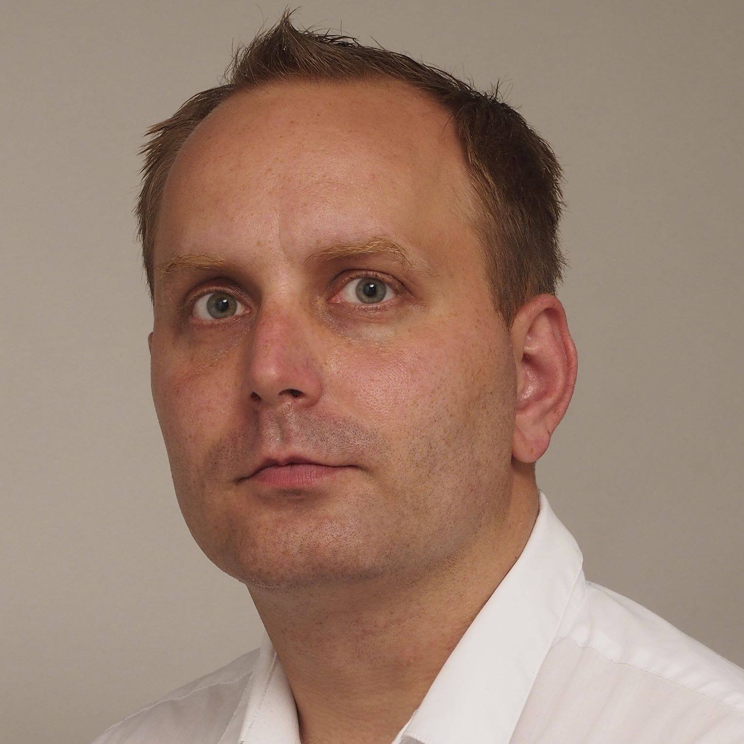 Vyslanec Špagetového monstra na Zemi. Podomní prodejce vogonské poezie. Pravdoláskař. Ekoanarchokapitalistický libertarián. Blbobijec.