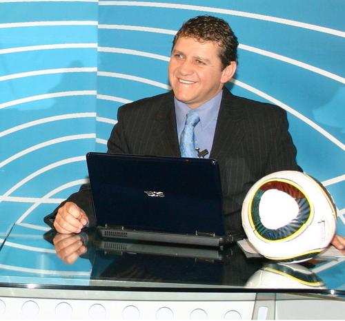 Periodista deportivo  (Radio y TV). Posgrado en Gerencia deportiva, Licenciado en Idiomas Extranjeros/ Dueño de Emisora online; Rock Sport Radio, Only Hits.