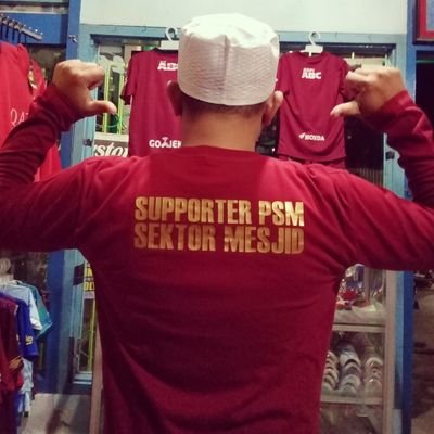 tersedia baju bola berbagai jenis, jersey, perlengkapan futsal/soccer, baju olah raga, baju distro, souvenir/aksesoris bola, sticker, sandal jepit ukir dll.