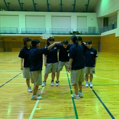 2回生2人 1回生3人 の計5人で楽しくバスケしています!⛹🏼♀️ 練習日は 月18時〜20時、水16:30~18:30と土曜日です!! プレイヤー大大募集! 練習試合も大募集しています!インスタもぜひご覧ください。DMお待ちしております!