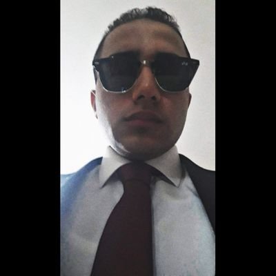 أنا البَحرُ في أحشائِه الدُرُ كامنٌ..