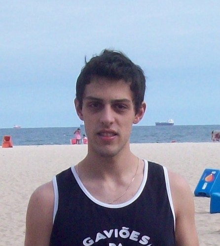 19 anos, leonino, estudante de Publicidade da PUC-SP e Corinthiano.