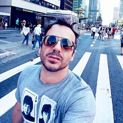 42 anos, bibliotecário, Osasquense, amante de livros, boa prosa, poesias e café!