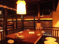 お昼は人気の麦とろランチ。夜はみんなの乾杯応援店。靴を脱いでおこもり席。ロフト席でごゆっくりどうぞ！