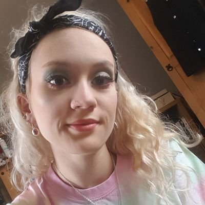 sparkledbowie's profile picture. i like plants and cows