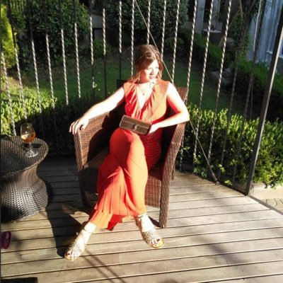 Meliisaa94's profile picture. No nos contaron que ya nacemos enteros, que nadie en la vida merece cargar en las espaldas, la responsabilidad de completar lo que nos falta.