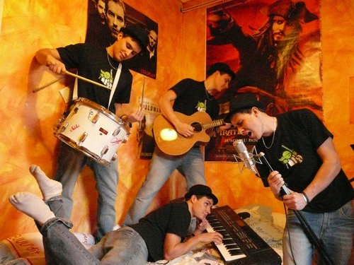 Strophemusique's profile picture. I'm a french monkey living in Bristol. I make music, I make films, I fly helicopters, and I climb up trees.
Co-director at Eyes Up Film Limited.
https://t.co/Zl2HgbMUFd