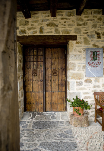 Caserio Rural del Siglo XV, ubicado en la localidad Alavesa de Lezama, en el Valle de Ayala. Cuenta con 5 Habitaciones DeLuxe y Gastronomía de la Tierra!