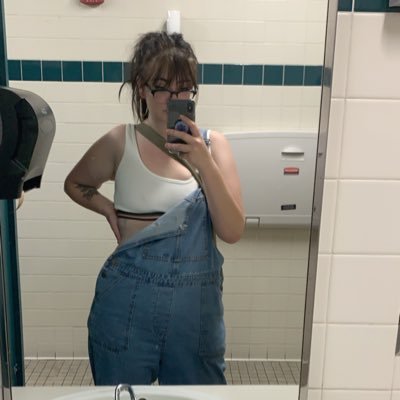 Maddeelion_'s profile picture. she/her/hers || Why do Straight Men™️ always look at women like we owe them $5