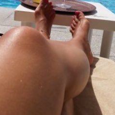 Cuckold çiftiz. Önce arkadaşlık, sonrası akışına...Dürüst ol sadece. Ankara dışı, gençler ve evlilerle ilgilenmiyoruz. Yaşıtımız ve evi olmalı. Kadın 49 yıllık.