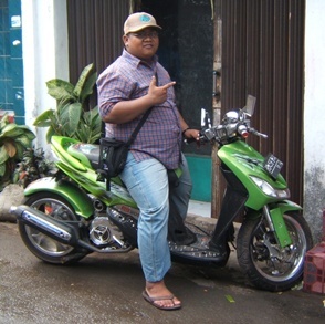 Saya orangnya baik dan murah hati. saat ini saya sedang menggerakkan pemuda dan pemudi untuk cinta kepada dzikir tahlil, rathib wa maulid. yang bertjuan agar me
