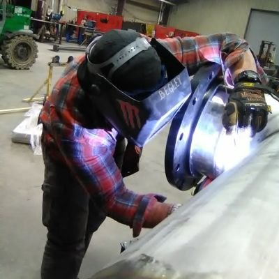 Pipe Welding American ~ Still supporting President Trump ~ STAND 4 the 🇺🇸. can Weld anything from a broken 💔 to eggshells & spider 🕸️'s. LMAO 🤣