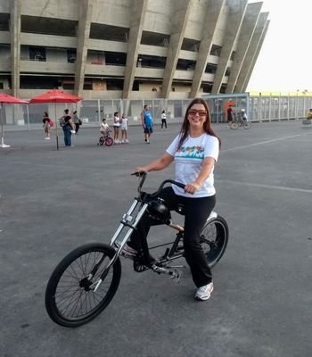 Sou educadora ambiental, torcedora do clube atlético mineiro. Mineira e feliz