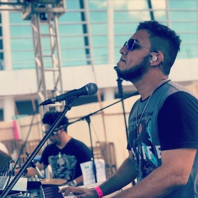 realchrissantos's profile picture. Viver um dia após o outro...