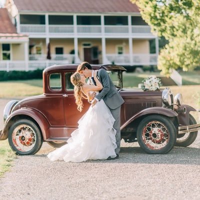 carolineleonn's profile picture. stay strong. make them wonder how you're still smiling✨