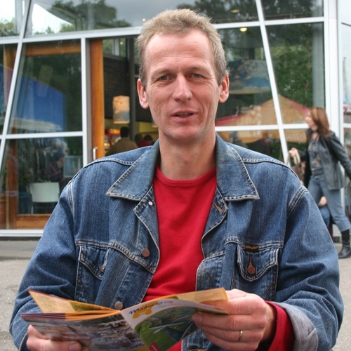 Muziek, hardlopen, tennis, voetbal, motorrijden en fotograferen. Vader van de 4 Ztjes. Projectmanager InformatieVoorziening.
