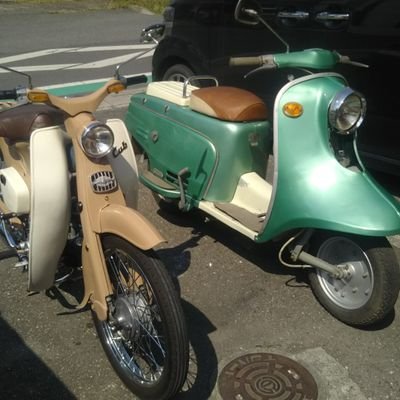 Kawato Yuki 自分のサンタンカラーのc100は車体番号c100 Bで1961年製です C105とほぼ同じ年式でしょうね 自分のc100も2つ星だったのかもしれませんね フロントホイールはまるごと行灯カブに交換されてたりするのでクラッチのカバーを交換した可能性は Kawato Yuki 自分のサンタンカラーのc100は車体番号c100 Bで1961年製です C105とほぼ同じ年式でしょうね 自分のc100も2つ星だったのかもしれませんね フロントホイールはまるごと行灯カブに交換されてたりするのでクラッチのカバーを交換した可能性は