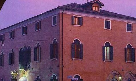L'Hotel è ricavato da uno dei più antichi palazzi (Palazzo Bonvecchiato) del miranese.