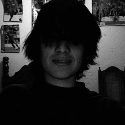 Se me ocurren pensamientos tristes aunque no lo esté. No todo lo que escribo es real. Emo is not dead.