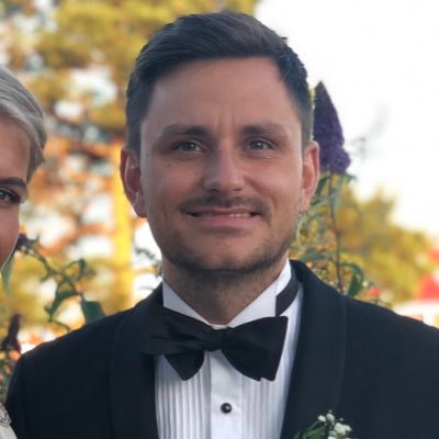 Emigrant fra fotballfylket Møre og Romsdal, til solfylket Aust-Agder. Fra, ektemann, økonom og sportsidiot. Har et usunt forhold til podcaster