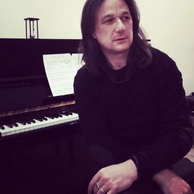 compositore, pianista e arrangiatore, Insegnante di pianoforte classico e moderno, lezioni live, (on line per musica moderna con metodo W.Savelli)