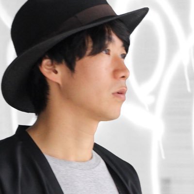 heavy.(ヘヴィ)というブランドをやってます! お洋服をデザインしたり、パターン描いたり、縫ったり、撮ったり、宣伝したり、販売したりしてます。映画、漫画、グミ、チョコが好き。