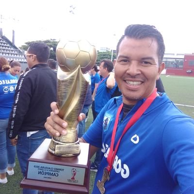 Hincha de Boca y Barcelona, Ingeniero en computacion
y entrenador de futbol