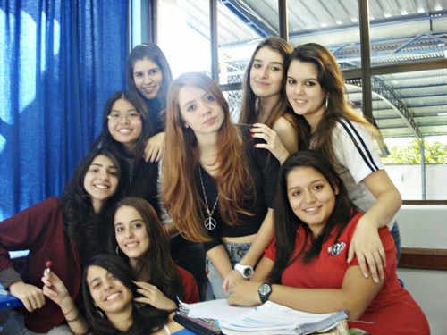 Somos nove. Da mais bonita pra mais feia: Aninha, Bia, Ana Clara, Carol, Mazinha, Cris, Gabi, Jênífer e Jeni. E a gente se ama for ever! : )