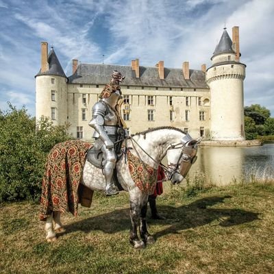 👉 Entre architecture médiévale et Renaissance, le château du Plessis-Bourré est un magnifique monument du #ValDeLoire à quelques kilomètres d'Angers. 🏰