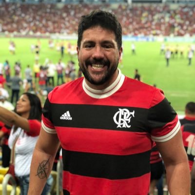 Amo o Flamengo e odeio o Bozonaro .   Não votei no Lula, estava sendo campeão em Guayaquil 🤷🏻‍♂️.