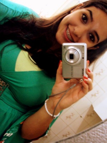 eu sou maluca, mas com o tempo você se acostuma. nunca penso com a razão, sempre com o coração. eu vivo pra ser FELIZ e não pra ser NORMAL !