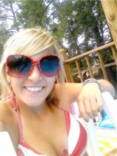 Hey my name is Jayla Powell, im single and looking to meet some cool guys