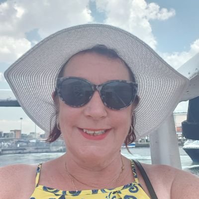 Happily married mother of 4 wonderful but hardwork children..Always trying to lose weight and always failing...