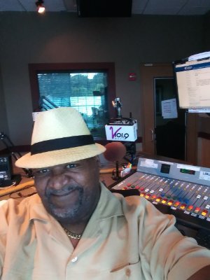 Former USPS employee, radio personality for 37 years, former V101.9/Power 98 air talent, CEO, and COO  https://t.co/GDqDiBWYiA a 24-hour Source for Contemporary