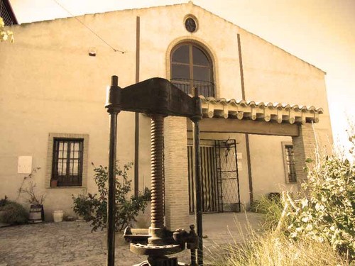 Una bodega que nace en el año 2002 como una bodega familiar que elabora sus vinos artesanalmente con la uva autóctona Monastrell Pie Franco.
